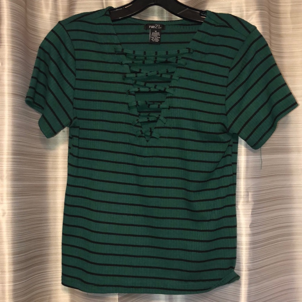 Criss cross vneck